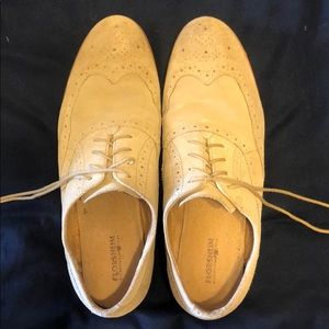 Men’s tan dress shoes